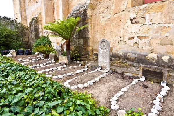 Cementerio de Carmel Misión con tumbas de indios decoradas con conchas —  Fotos de Stock