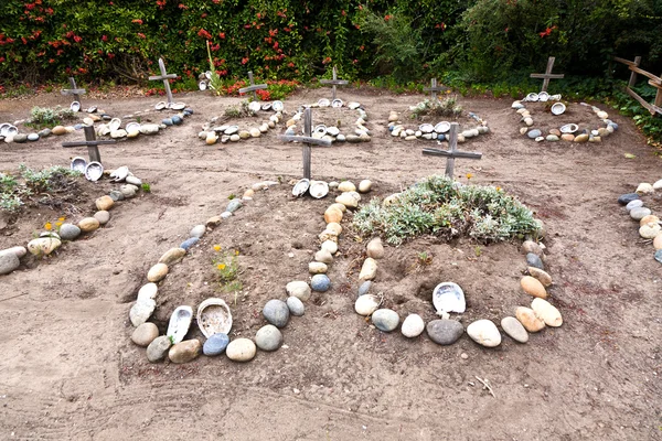 Cimetière du Carmel Mission avec tombes d'indiens décorées de coquillages — Photo