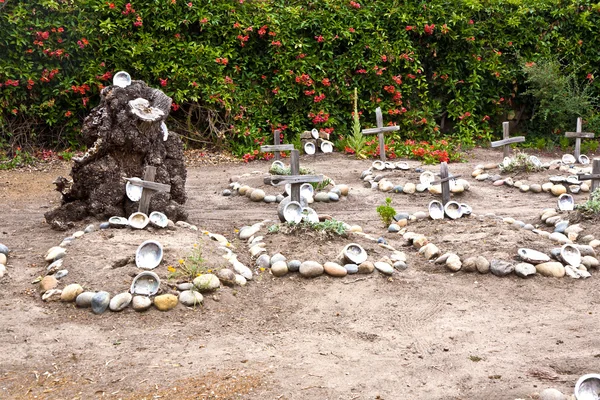 Cimetière du Carmel Mission avec tombes d'indiens décorées de coquillages — Photo