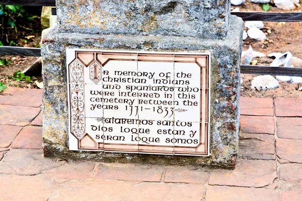 Νεκροταφείο της αποστολής Carmel με τάφους των Ινδιάνων διακοσμημένα με κοχύλια — Φωτογραφία Αρχείου