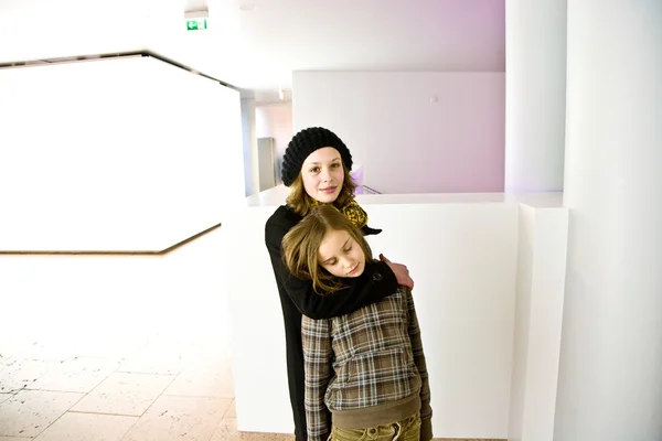 Due sorelle amorevoli, maggiore si presta attenzione per il più giovane — Foto Stock