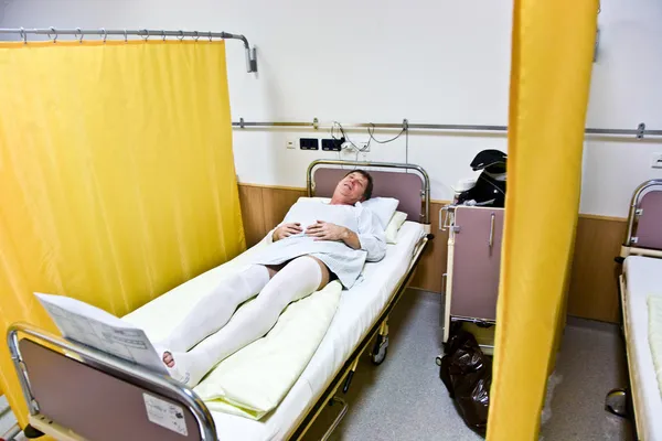 Il paziente sta aspettando l'operazione in ospedale. — Foto Stock