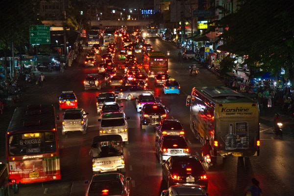 Tung trafik på huvudvägen i bangkok på natten — Stockfoto