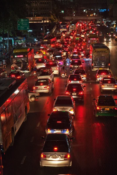 Zware verkeer op de hoofdweg in bangkok's nachts — Stockfoto