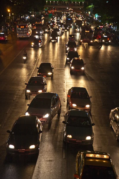 Traffico intenso sulla Main Road di Bangkok di notte — Foto Stock