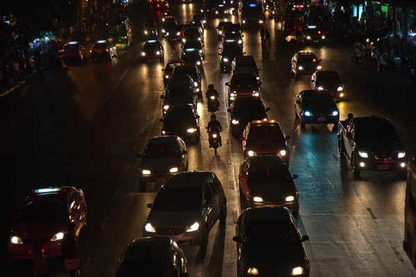 Интенсивное движение на главной дороге в Бангкоке ночью — стоковое фото