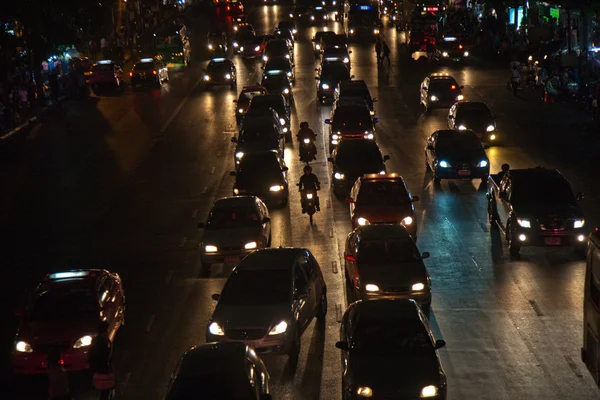 Heavy traffic at Main Road in Bangkok at night — Stock Photo, Image