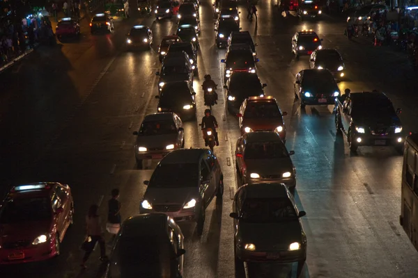 Tráfico pesado en Main Road en Bangkok por la noche —  Fotos de Stock