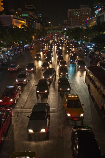 Tung trafik på huvudvägen i bangkok på natten — Stockfoto