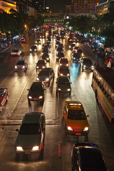 Circulation dense sur la route principale à Bangkok la nuit — Photo