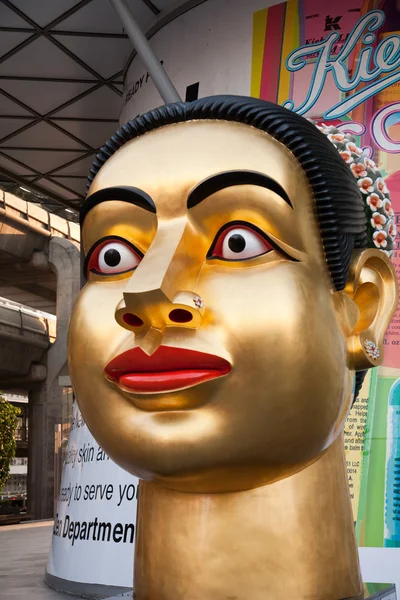 Buddha szobor központi bevásárló helyen, Bangkokban, Közép-világbajnokság — Stock Fotó