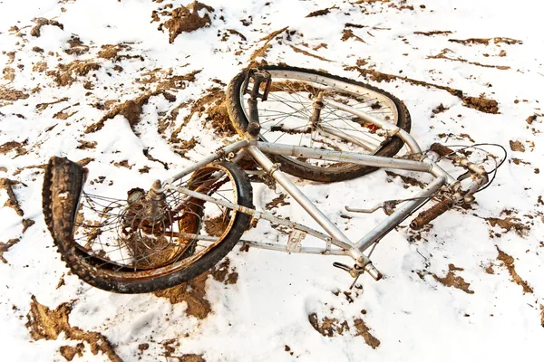 Strooisel en roestige fiets als prullenbak op sneeuw — Stockfoto
