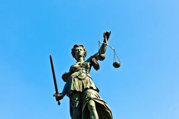 Frauenjustiz-Statue vor dem Rocker in Frankfurt - Keim — Stockfoto
