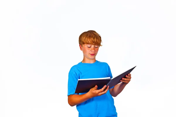Όμορφος έφηβος, ανάγνωση, που απομονώνονται σε λευκό, studio που γυρίστηκε — Φωτογραφία Αρχείου