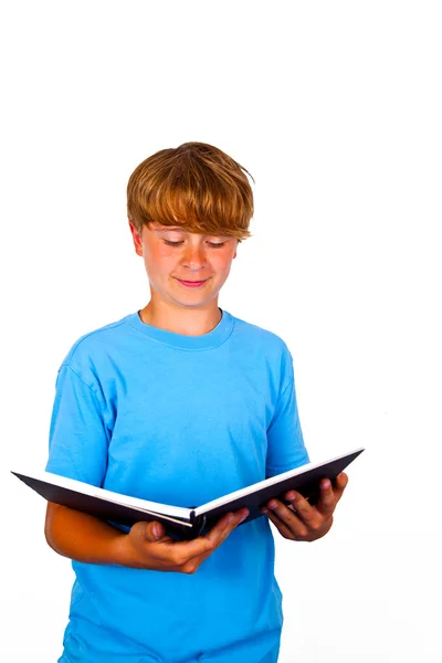Красивий підліток, читання, ізольований на білому, студійний знімок — стокове фото