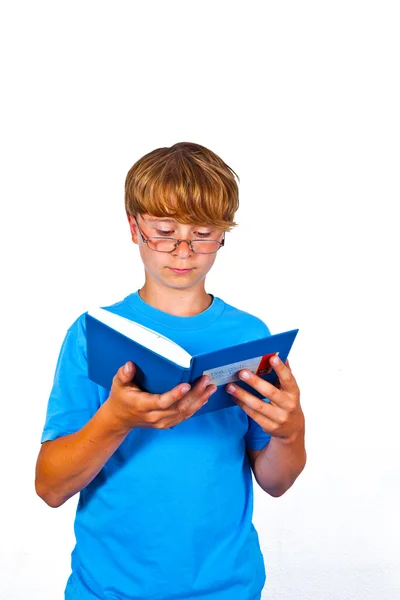 Красивий підліток з книгою, ізольований на білому, студійний знімок — стокове фото