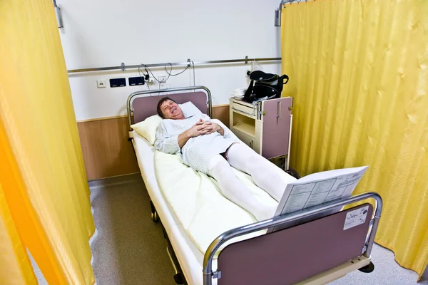 El paciente está esperando en el hospital para operarse. — Foto de Stock
