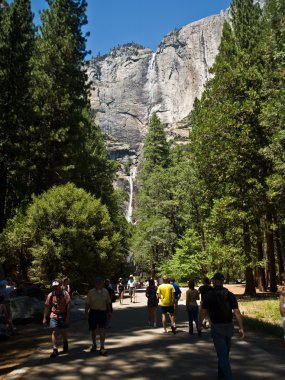 güçlü bahar su akışı ile alt ve üst yosemite falls