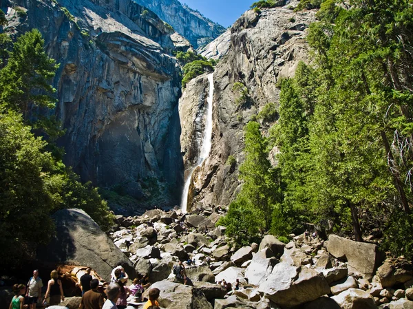 上部和下部的优胜美地瀑布与强大春水流 — 图库照片
