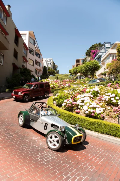 stock image Oldtimer passing the lombard street, san Francisco