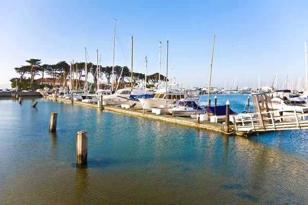 Puerto deportivo en San Francisco con barcos en buen tiempo —  Fotos de Stock