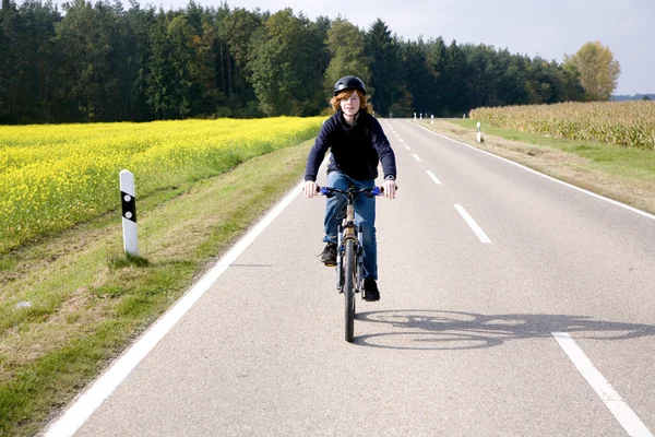 彼のマウンテン バイクで若い男の子は beauti 沿い自転車ツアーです。 — ストック写真