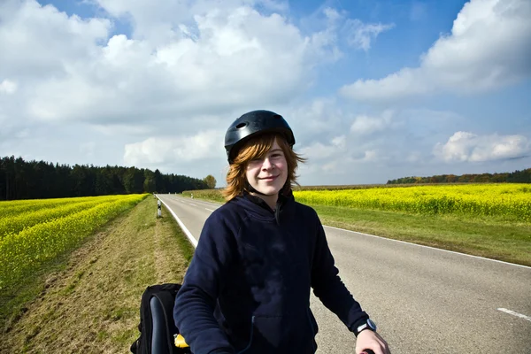Giovane ragazzo sulla sua mountain bike è in un tour in bicicletta lungo beauti — Foto Stock