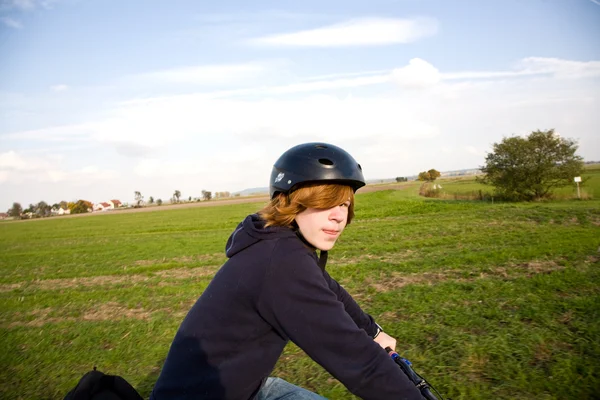 Jeune garçon sur son vélo de montagne est sur une tournée à vélo le long de beauti — Photo