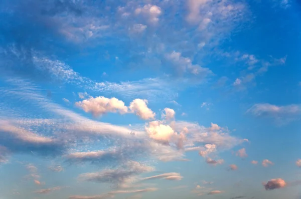 ท้องฟ้าที่สวยงามที่มีเมฆ — ภาพถ่ายสต็อก