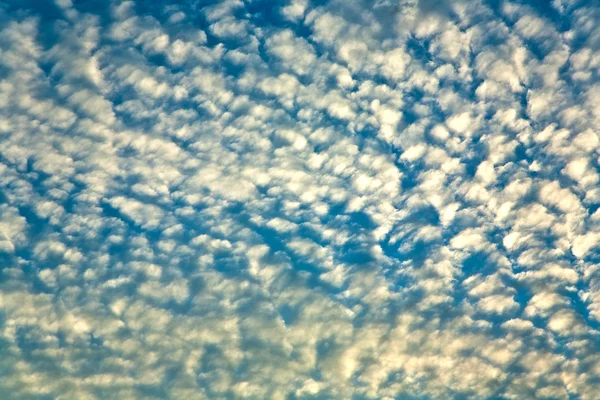 Schöner Himmel mit Wolken — Stockfoto