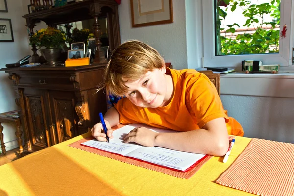Pojken gör sina läxor hemma — Stockfoto