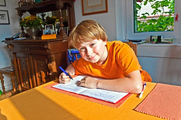 男孩做他的作业在家里 — 图库照片