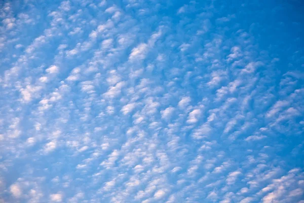 Céu azul bonito com nuvens — Fotografia de Stock