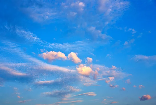 Beau ciel bleu avec des nuages — Photo