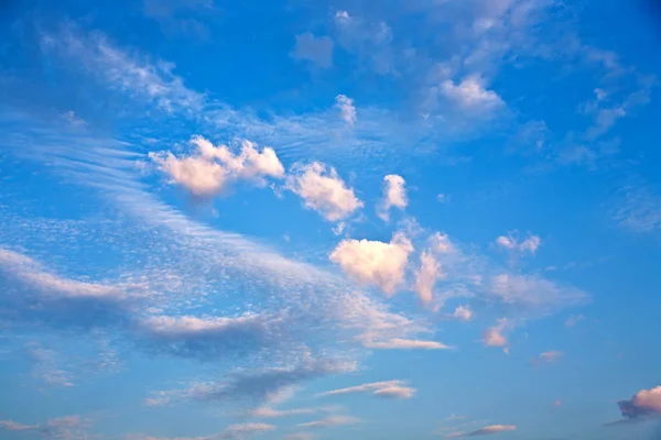 Beau ciel bleu avec des nuages — Photo