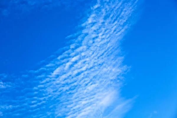 Céu azul bonito com nuvens — Fotografia de Stock