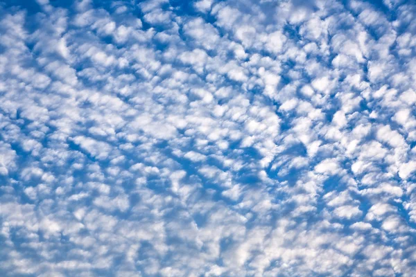 Vacker blå himmel med moln — Stockfoto