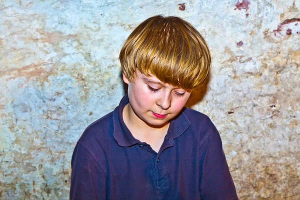 Porträtt av en söt ung pojke ser ledsen — Stockfoto