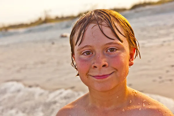 Mignon jeune garçon à la belle plage — Photo