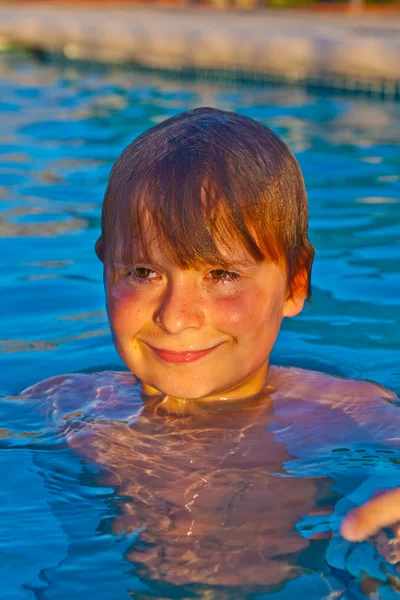 Criança se diverte na piscina exterior — Fotografia de Stock