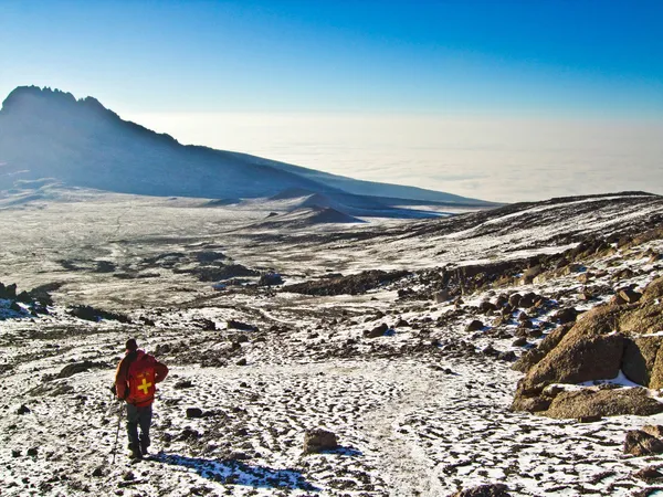 Klättring på mount kilimanjaro, det högsta bergen i Afrika (5892m) — Stockfoto