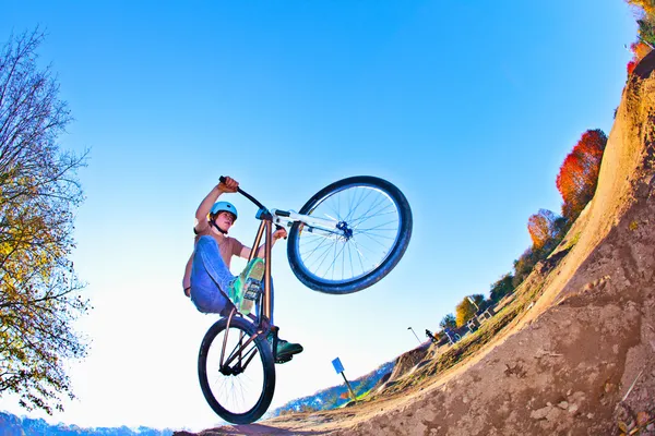 Garçon va dans les airs avec son vélo — Photo