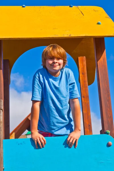 Ritratto di adolescente felice in un parco giochi — Foto Stock