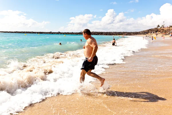 Uomo che corre in spiaggia — Foto Stock