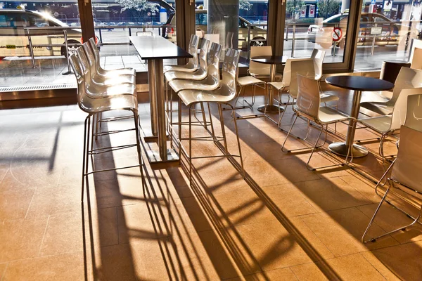 酒吧椅在清晨光在汉堡机场的 — 图库照片