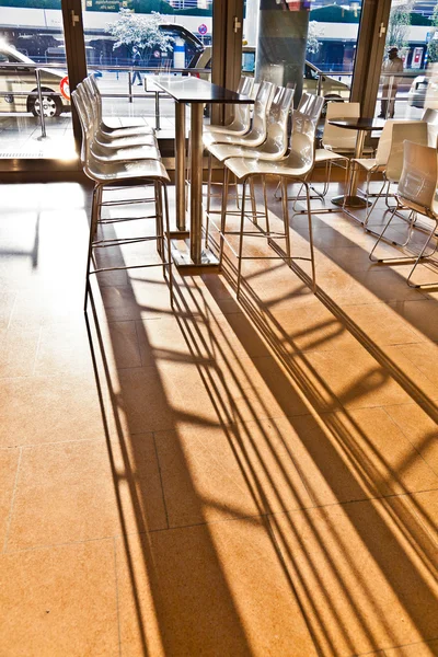Bár szék a kora reggeli fényben a repülőtéren, Hamburg — Stock Fotó