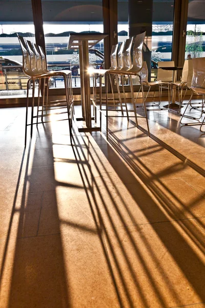 Cadeira de bar no início da manhã luz no aeroporto em hamburgo — Fotografia de Stock