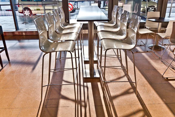 Cadeira de bar no início da manhã luz no aeroporto em hamburgo — Fotografia de Stock