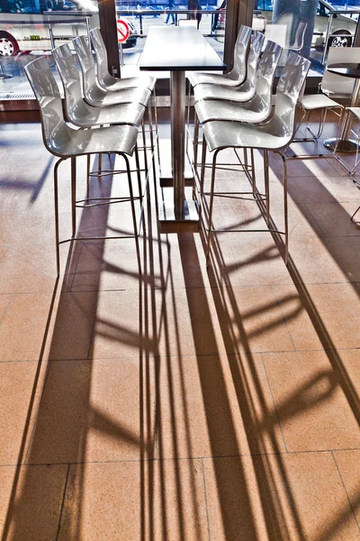Bar stoel in de vroege ochtend licht op het vliegveld van hamburg — Stockfoto