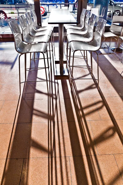 Silla de bar en la luz de la mañana temprano en el aeropuerto de Hamburgo — Foto de Stock
